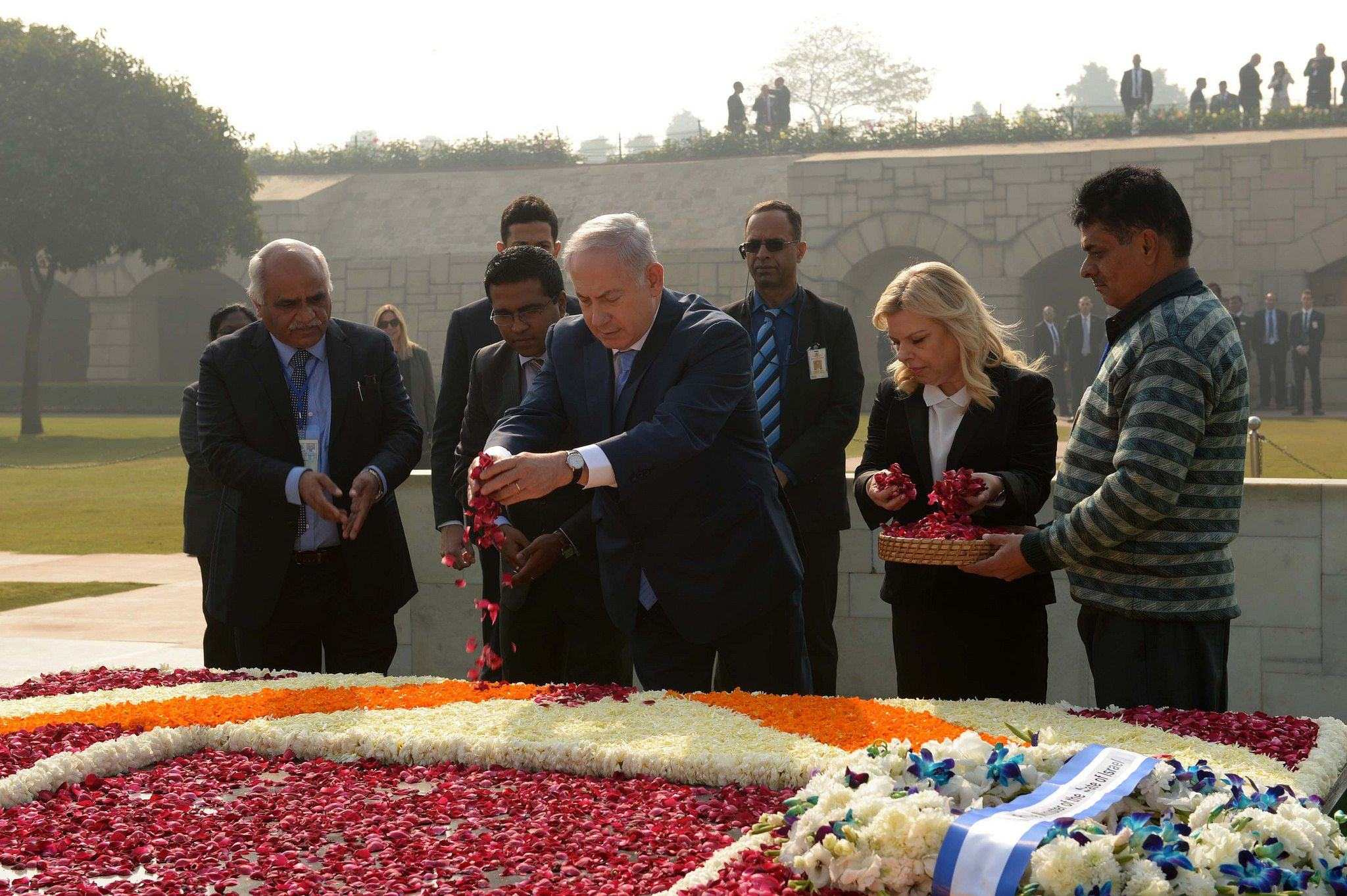 Netanyahu viser sin respekt ved minnesmerket til Mahatma Gandhi i Indias hovedstad New Dehli. (Foto: Avi Ohayon/Flickr)