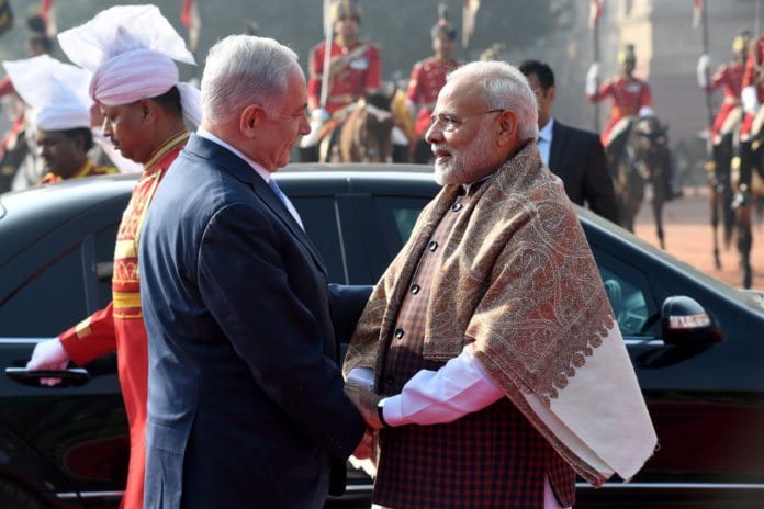 Netanyahu og Modi i India Benjamin Netanyahu blir tatt imot av Indias statsminister Narendra Modi. (Foto: Avi Ohayon/Flickr)