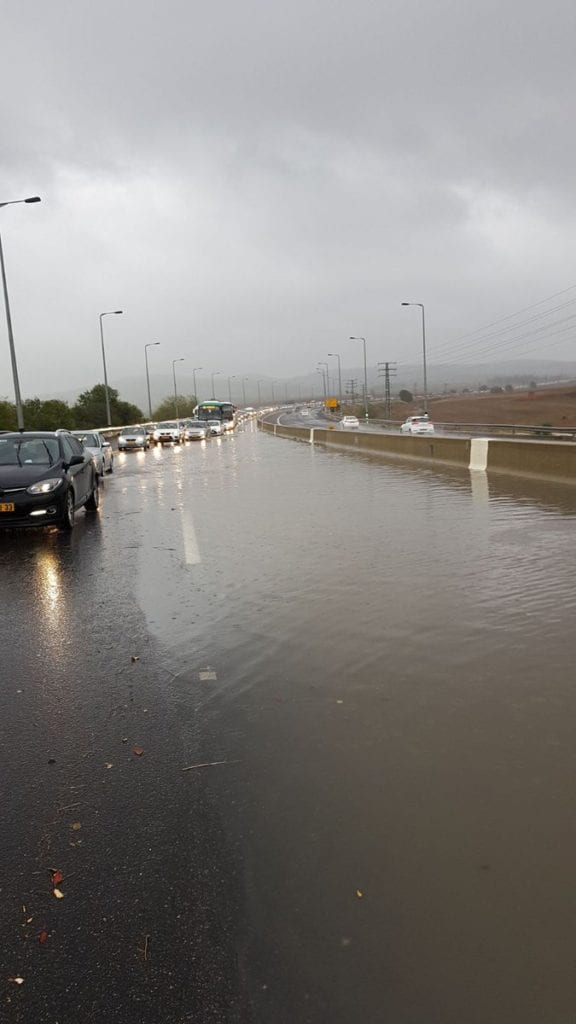 Oversvømmelse på hovedveien mellom Tel Aviv og Jerusalem, ved Latrun. (Foto: Israelsk politi/Twitter)