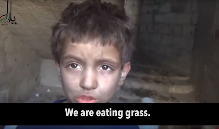 Denne syriske gutten sier de spiser gress. (Skjermbilde fra Youtube)