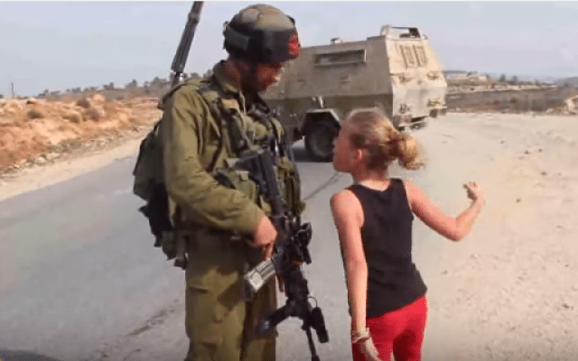 Det ligger utallige videoer på Youtube hvor Tamimi forsøker å provosere israelske soldater. (Foto: Skjermdump)