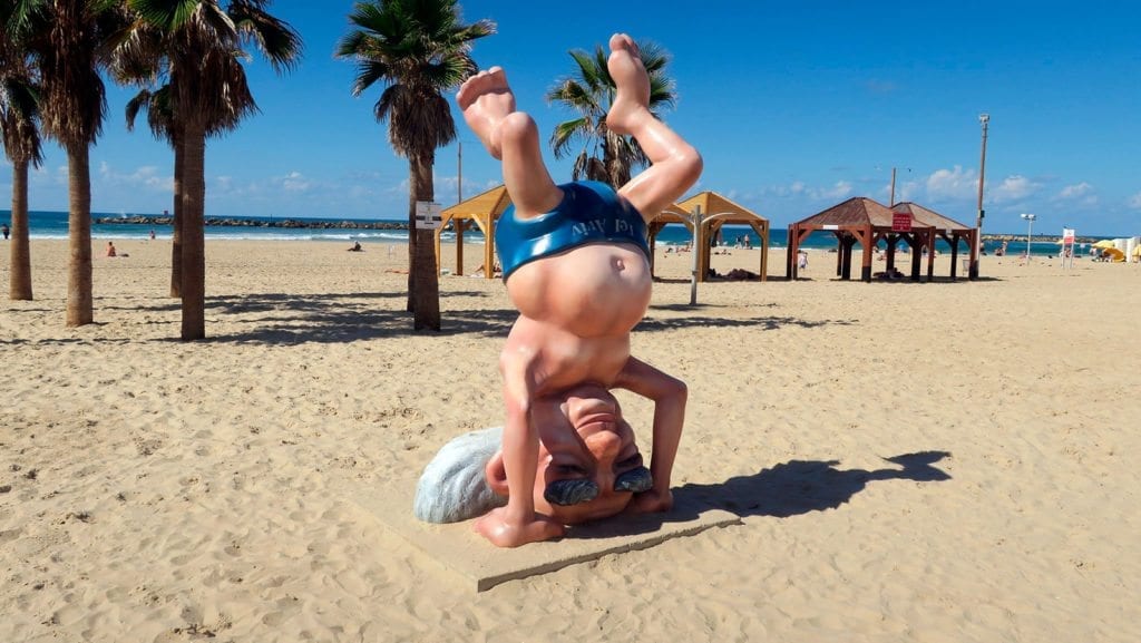 En israelsk kunstner har laget en skulptur som illustrerer overskriften i denne artikkelen bedre enn vi kunne kommet på selv. Israels første statsminister David Ben Gurion står på hodet på stranden i Tel Aviv. (Foto: Terrazzo, flickr)
