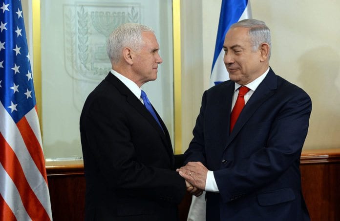 Statsminister Benjamin Netanyahu ønsker USAs visepresident Mike Pence velkommen til Jerusalem 22. januar 2018. (Foto: Haim Zach, GPO, flickr) Statsminister Benjamin Netanyahu ønsker USAs visepresident Mike Pence velkommen til Jerusalem 22. januar 2018. (Foto: Haim Zach, GPO, flickr)