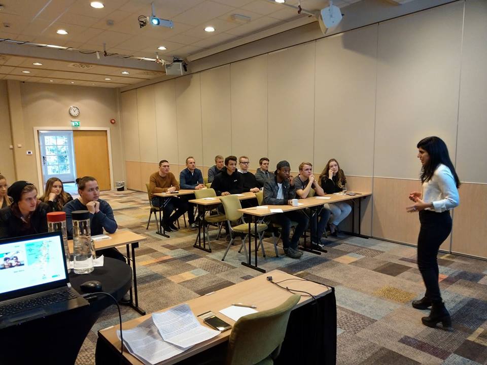 Yuval Rahamim holder foredrag for deltakerne på MIFFs ungdomskonferanse. (Foto: Kjetil Ravn Hansen)