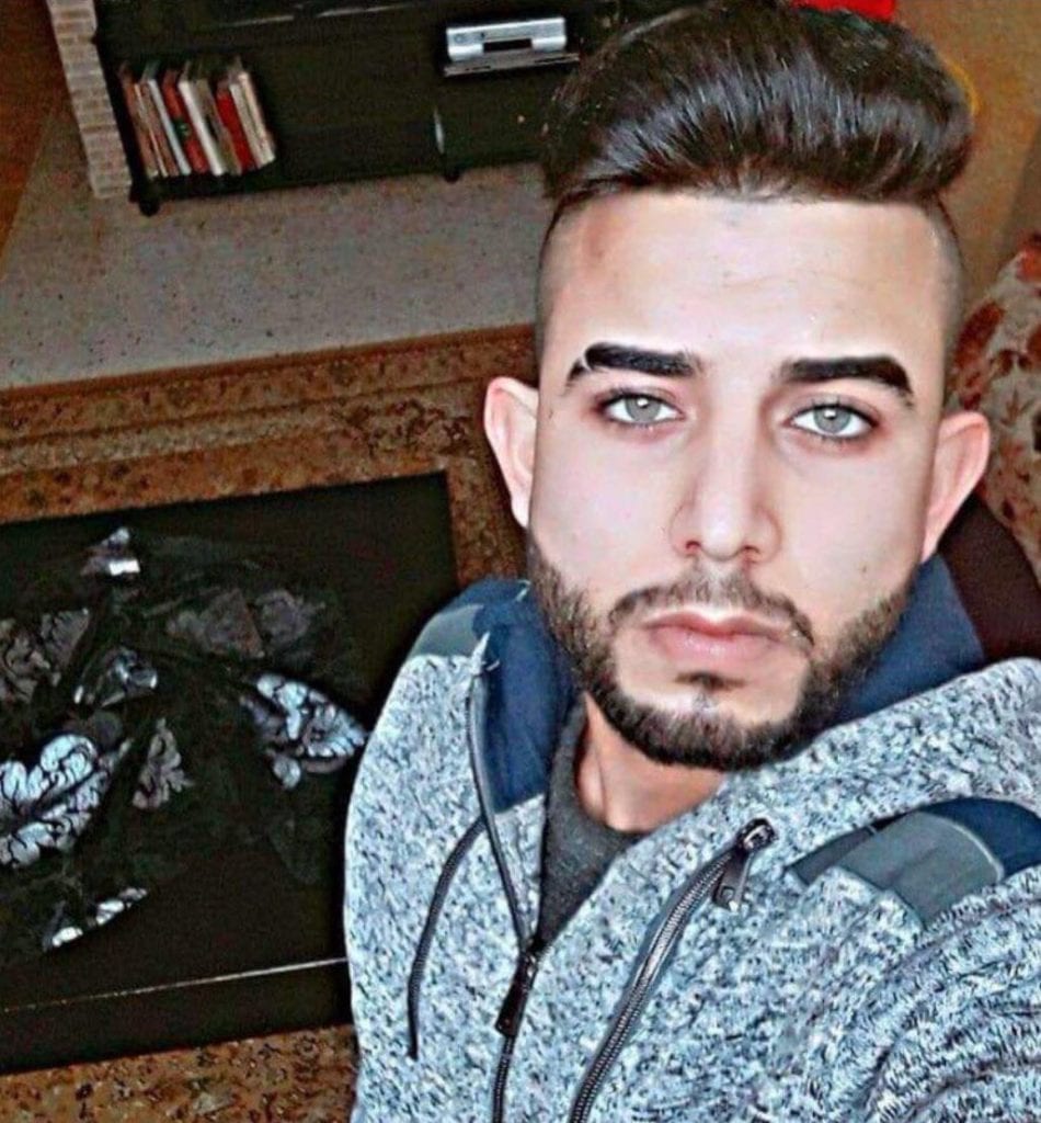 Abed al-Karim Assi (19) er mistenkt for knivdrapet mandag 5. februar. (Foto: Twitter)