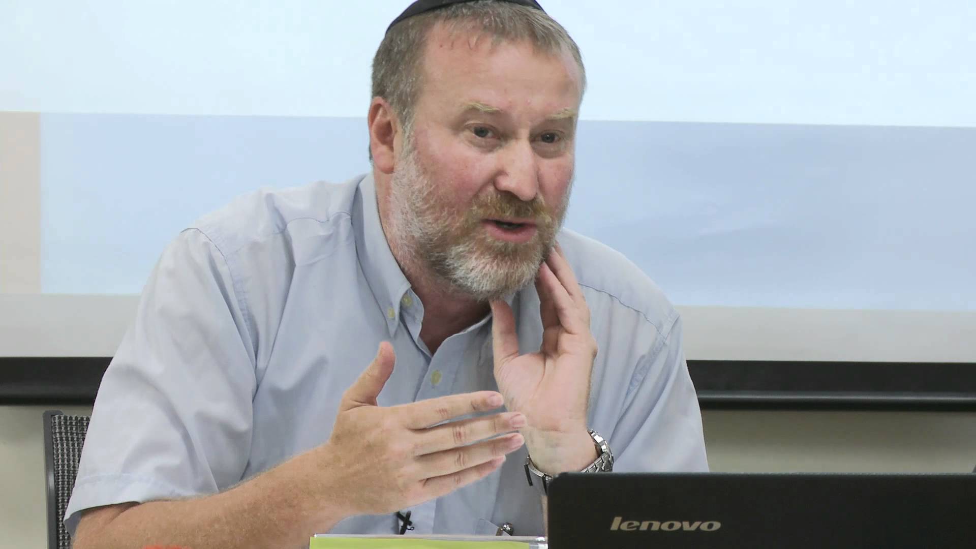 Det er statsadvokat Avihai Mandelblit som avgjør om det skal tas ut siktelse mot Netanyahu. (Foto: Youtube)