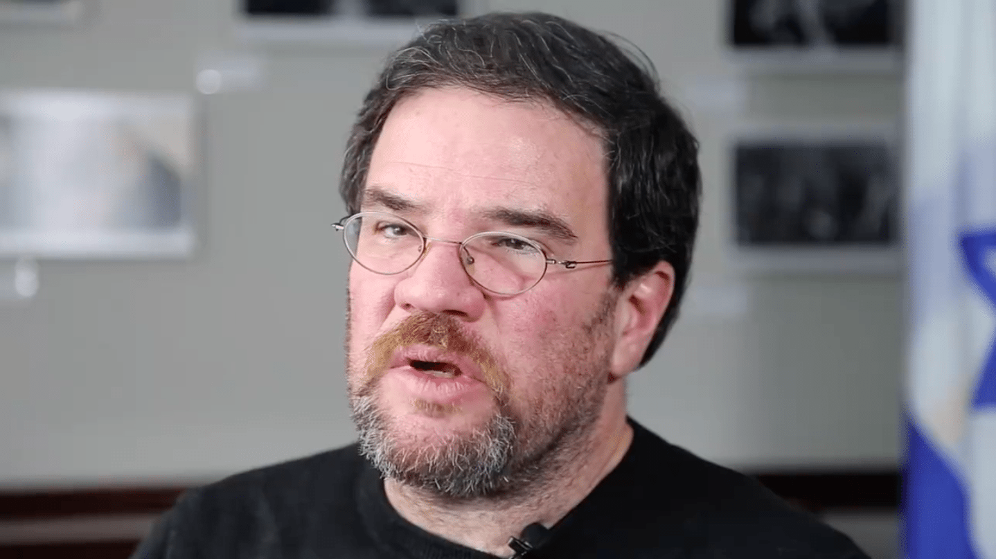Journalist Eldad Beck mener Israels retur av ulovlige afrikanske immigranter framstilles feil. (Foto: Skjemdump Youtube)