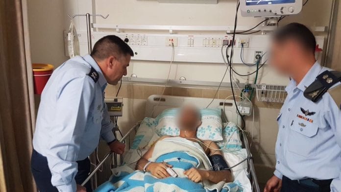 F16_pilot Sjefen for det israelske luftforsvaret, Amiram Norkin (t.v.), besøker den skadde piloten på sykehus. (Foto: IDF)