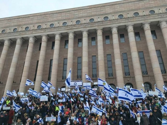 Israel-venner utenfor parlamentet Finske Israel-venner samlet seg utenfor det finske parlamentet for å vise sin støtte til Israel. (Foto: Facebook)