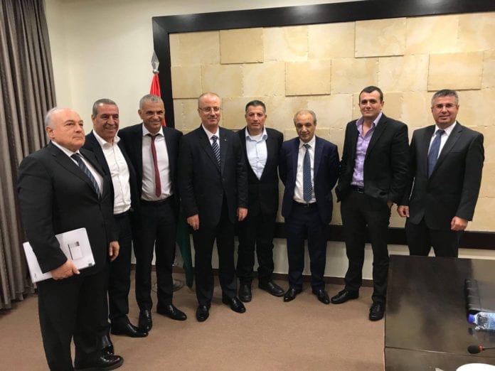 Dette bildet er fra et møte 30. oktober 2017 der Israels finansminister Moshe Kahlon (nr. 3 fra v.) og palestinernes statsminister Rami Hamdallah (nr. 4 fra v.) deltok. (Twitter) Dette bildet er fra et møte 30. oktober 2017 der Israels finansminister Moshe Kahlon (nr. 3 fra v.) og palestinernes statsminister Rami Hamdallah (nr. 4 fra v.) deltok. (Twitter)
