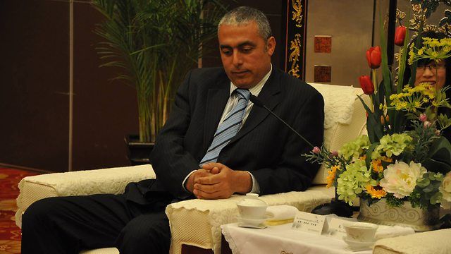Den palestinske diplomaten Abdallah Abushawesh skryter av at han selv kastet stein på israelske soldater.