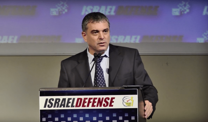 Shlomo Filber Shlomo Filber skal ha gått med på å vitne mot statsminister Benjamin Netanyahu i bytte mot at han selv slipper fengsel. (Foto: YouTube)