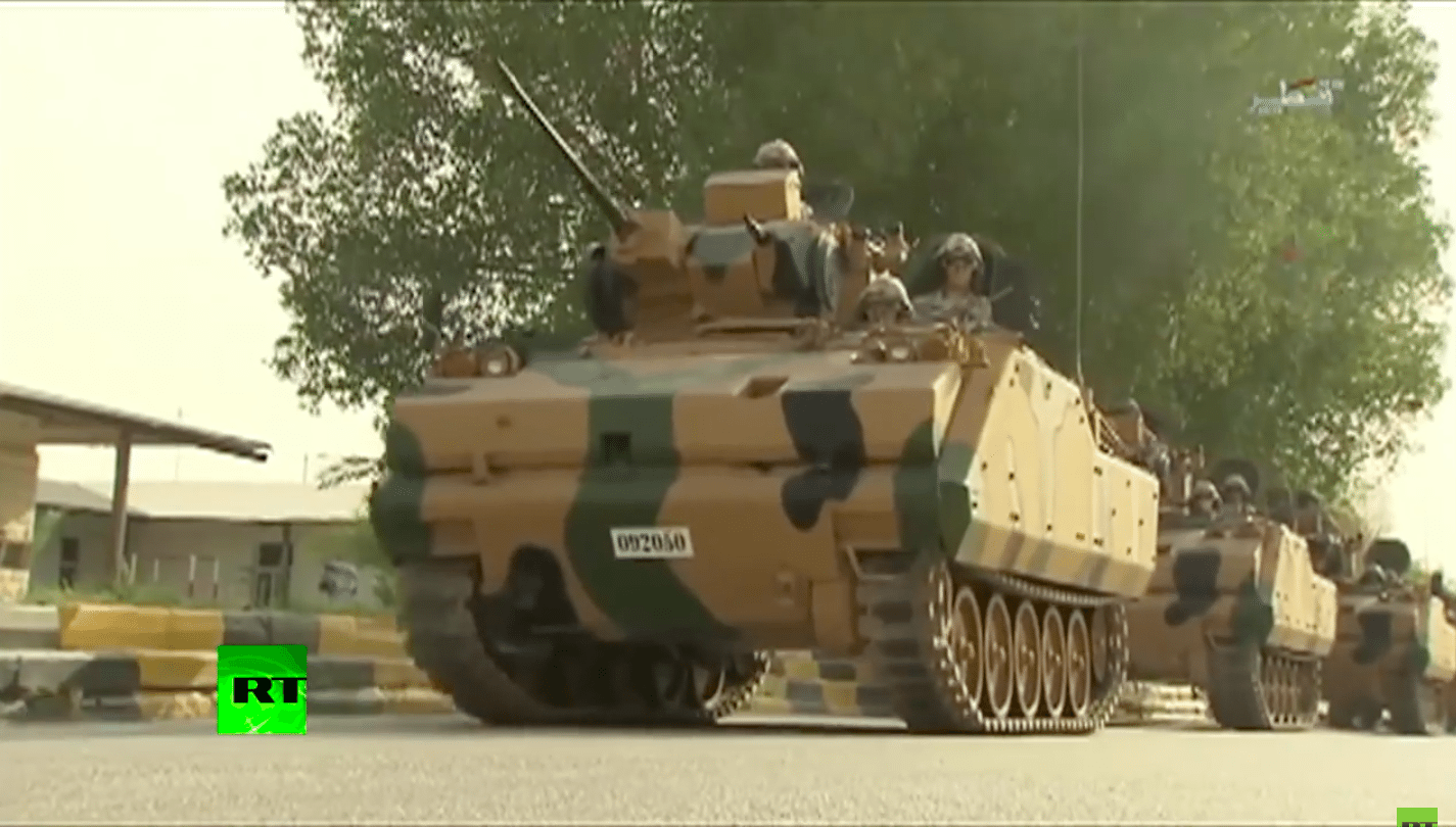 Tyrkiske tanks ruller inn i Qatar. Tyrkia har både tanks og 4000 soldater i landet. (Foto: Skjermdump Youtube)
