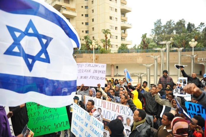 Ulovlige immigranter Immigranter fra Eritrea demonstrerer mot at de blir uttransportert fra Israel til Afrika. (Foto: Ben Kelmer/Flickr)