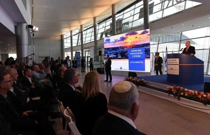 Utvidelse av Ben Gurion Benjamin Netanyahu taler på åpningen av den nye fløyen på Ben Gurion-flyplass torsdag 15. februar. (Foto: GPO/Flickr)