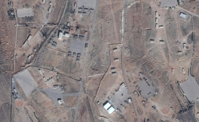 iranbase Satelittbilder skal vise en ny iransk base i Syria. De hvite byggene nederst skal inneholde raketter. (Foto: Google Earth)
