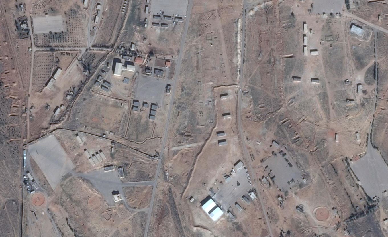 Satelittbilder skal vise en ny iransk base i Syria. De hvite byggene nederst skal inneholde raketter. (Foto: Google Earth)