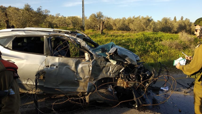 Det israelske militæret undersøker bilen som traff de unge israelerne. (Foto: Magen David Adom)