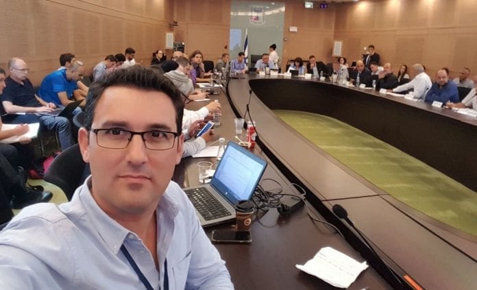 Eitan Ginzburg Eitan Ginzburg er valgt til ordfører i Ra'anan. Han blir den første åpent homofile ordføreren i Israel. (Foto: Privat/Facebook)