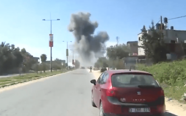 Gaza-bomb-e1520935263532-640x400 En bombe gikk av ved kortesjen til den palestinske statsministeren Rami Hamdallah. (Foto: Skjermdump)