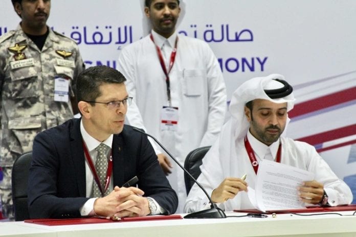 Konsernsjef Geir Håøy i Kongsberg Gruppen og Nasser Hassan Al-Naimi, Managing Director Barzan Holdings, signerer avtalen i Doha, Qatar. (Foto: Kongsberg Gruppen) Konsernsjef Geir Håøy i Kongsberg Gruppen og Nasser Hassan Al-Naimi, Managing Director Barzan Holdings, signerer avtalen i Doha, Qatar. (Foto: Kongsberg Gruppen)