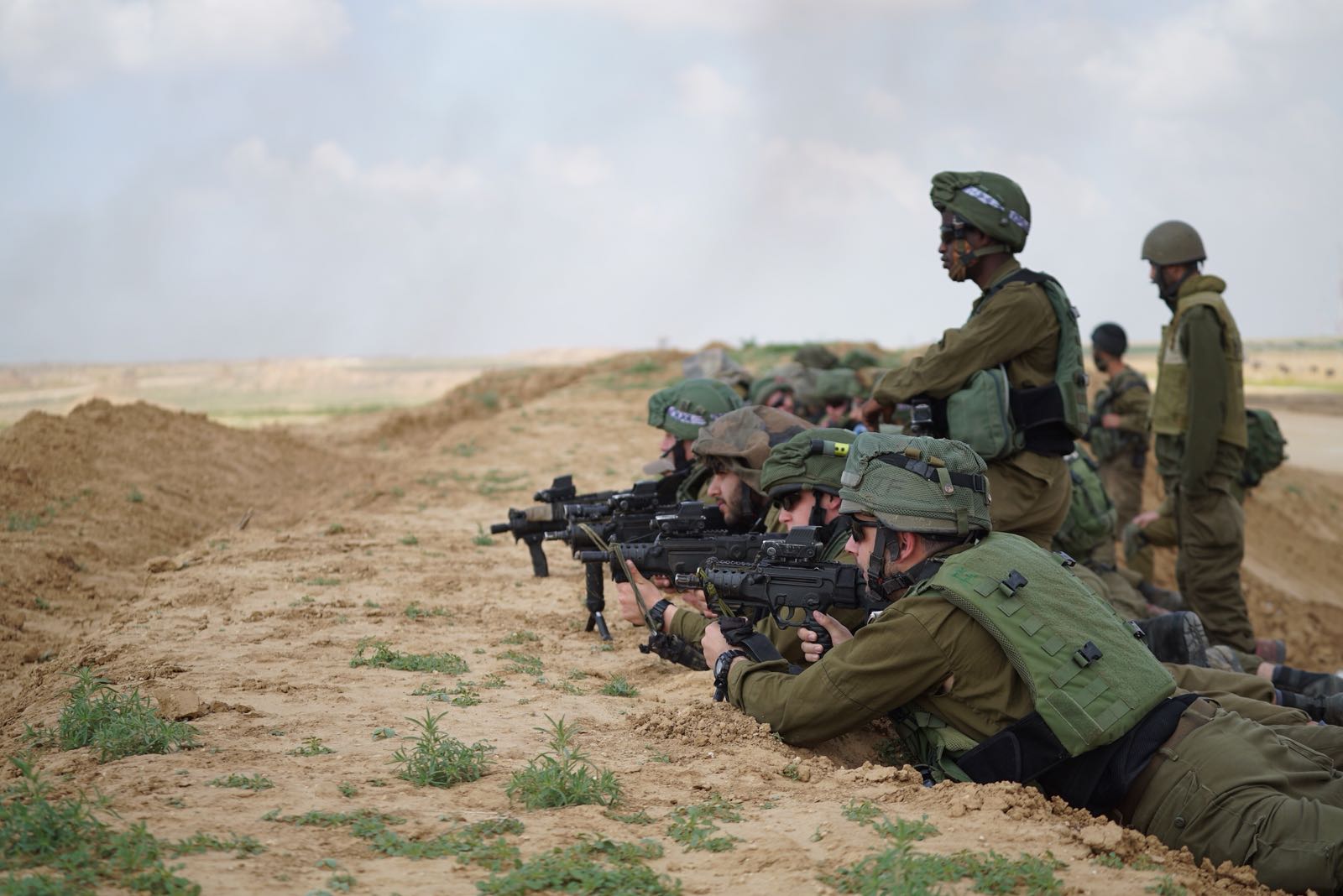 Israelske soldater er i beredskap langs grensen mellom Gazastripen og Israel. (Foto: Det israelske forsvaret)