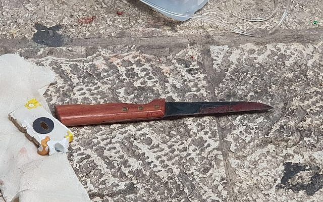 Denne kniven ble brukt i angrepet. Gjerningsmannen ble skutt og drept av politiet. (Foto: Det israelske politiet)