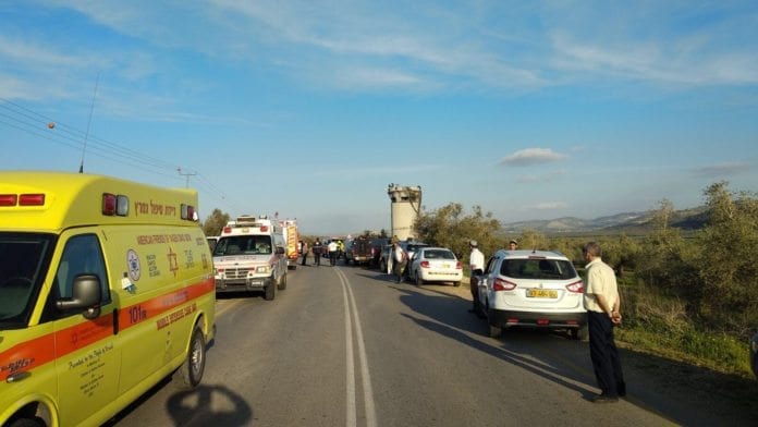 terrorangrep_mevodotan To unge israelere er døde etter en påkjørsel fredag. Flere andre skal være skadet. (Foto: Magen David Adom)