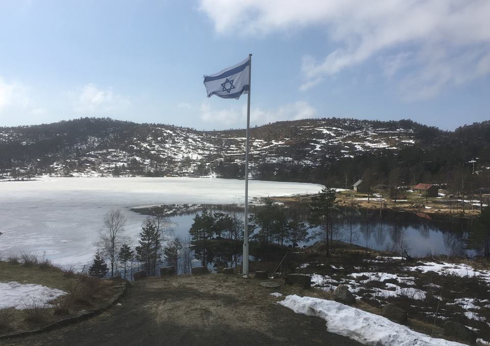Ved Gluggevann i Kvinesdal er flagget kommet på stangen.