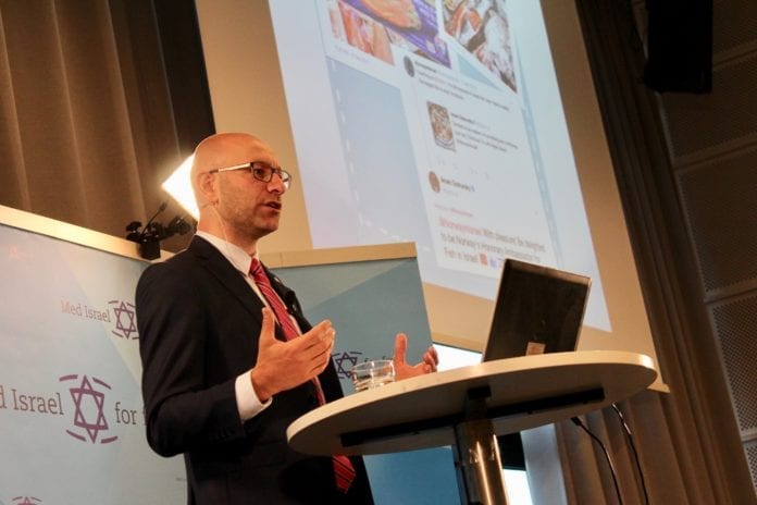 Arsen Ostrovsky Arsen Ostrovsky, direktør for The Israeli-Jewish Congress, snakket om å forsvare Israel i sosiale medier. (Foto: Bjarte Bjellås)