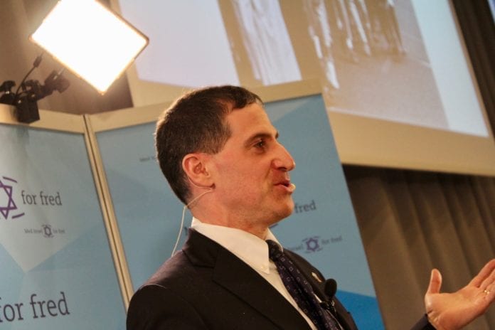 David Abrams Den amerikanske advokaten David Abrams snakket om hvordan han gikk til sak mot Norsk Folkehjelp. (Foto: Bjarte Bjellås)