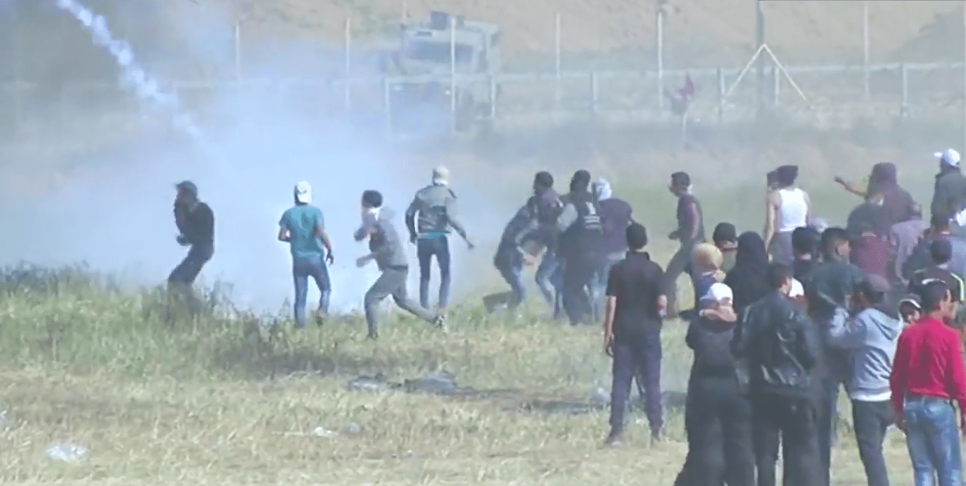 Det ble kastet steiner og brannbomber mot de israelske soldatene ved grensen. (Foto: Skjermdump)