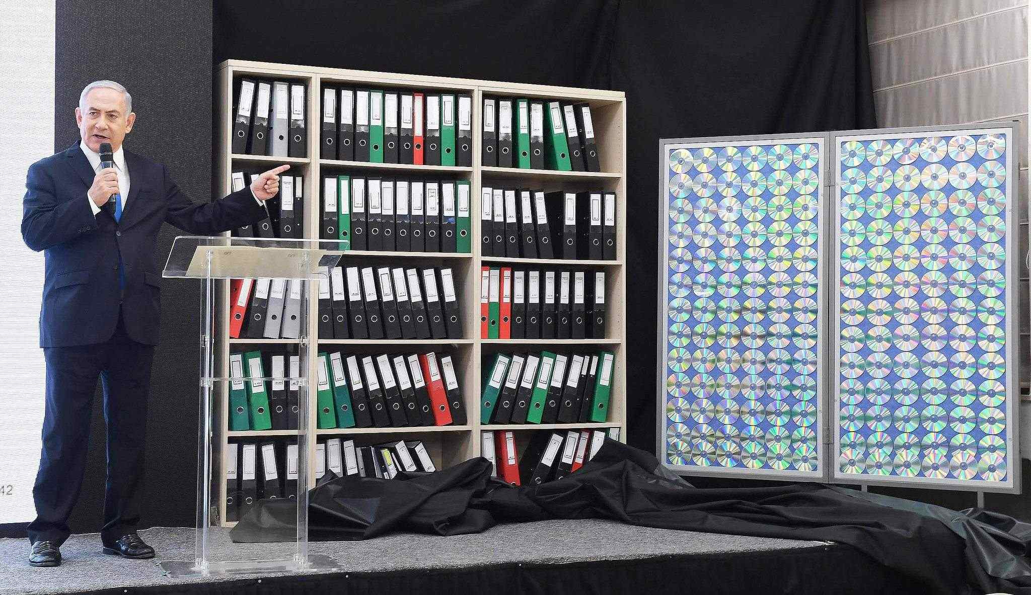 Netanyahu foran dokumentene som israelsk etterretning har klart å få tak i fra Iran. (Foto: Israels statsminister Benjamin Netanyahu presenterte bevis for at Iran har et atomvåpenprogram. (Foto: Amos Ben Gershom)