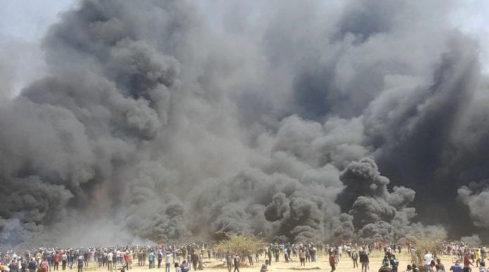 Røykteppe Palestinske aktivister hadde samlet inn tusenvis av dekk som de satt fyr på ved grensen mot Israel. (Foto: Twitter)