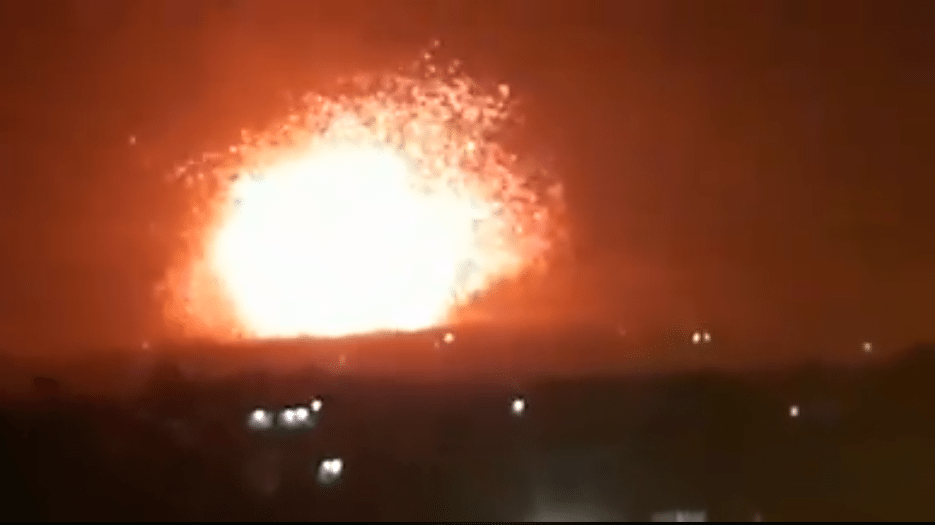 En kraftig eksplosjon ved en militærbase utenfor den syriske byen Hama. (Foto: Skjermdump video)