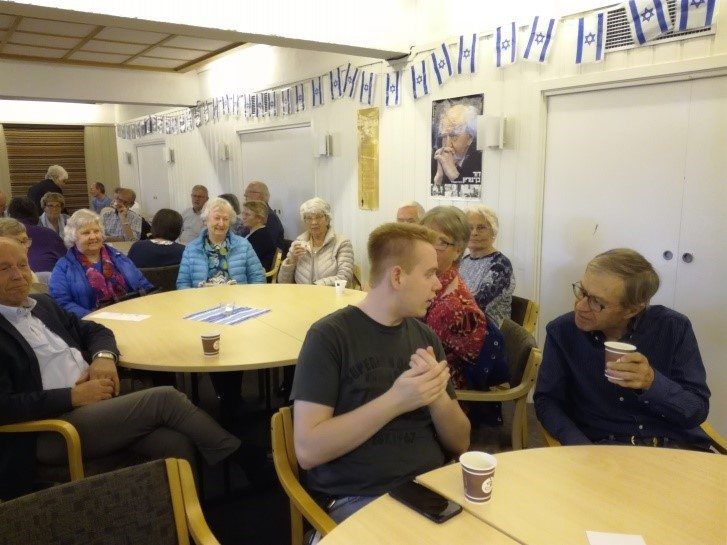 Lokalet var pyntet med israelske flagg. (Foto: Jan Nordstokkå)