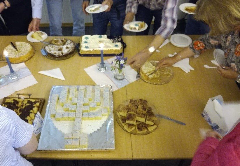 Kaffe og kaker ble servert. (Foto: Jan Nordstokkå)