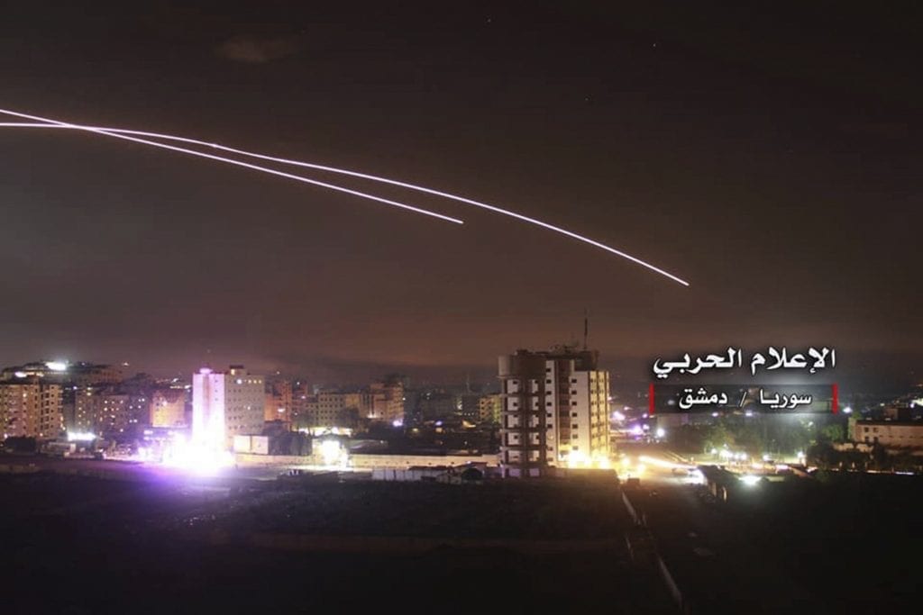 Dette bildet fra en regime-vennlig kilde viser antiluftskyts som prøver å skyte ned israelske raketter utenfor den syriske hovedstaden Damaskus.
