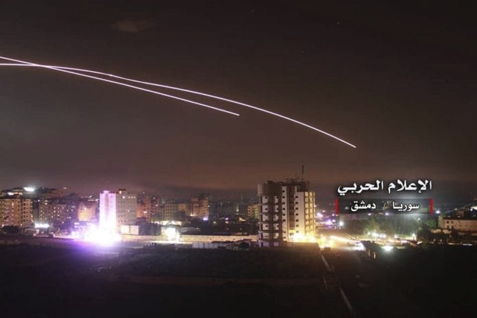 Damaskus Dette bildet fra en regime-vennlig kilde viser antiluftskyts som prøver å skyte ned israelske raketter utenfor den syriske hovedstaden Damaskus.