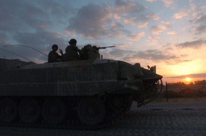 Flickr_-_Israel_Defense_Forces_-_IDF_Forces_Leave_Gaza_(1) En av de siste israelske tanksene forlater Gazastripen i september 2005. (Foto: Det israelske forsvaret)