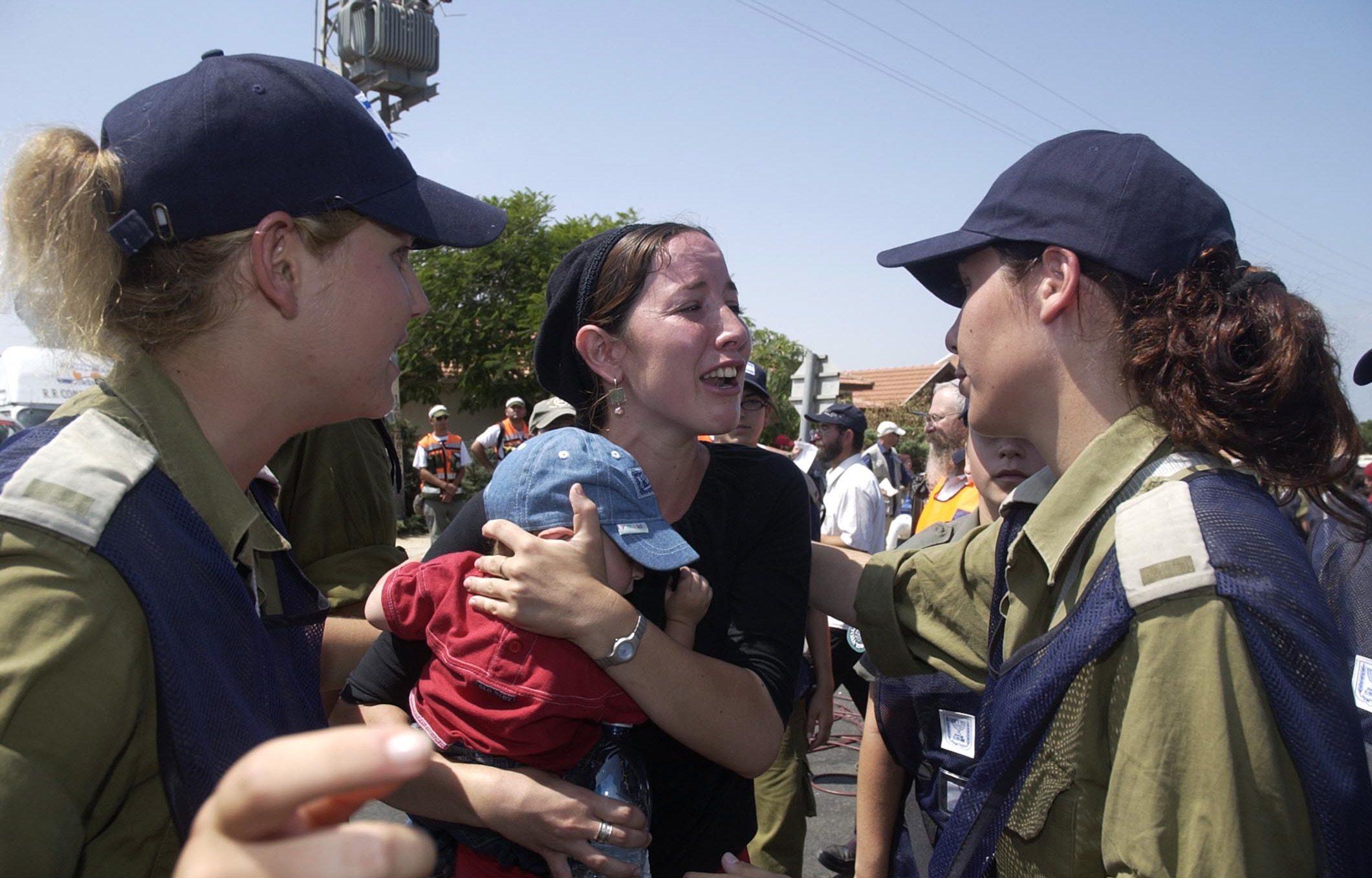 Tusenvis av israelske bosettere måtte forlate sine hjem på Gazastripen. Mange ble fjernet med makt av politiet og militæret.