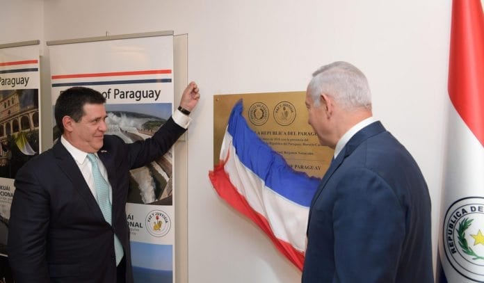 Paraguay_ambassade Paraguays president Horacio Cartes avduker landets ambassade i Jerusalem sammen med Benjamin Netanyahu. (Foto: Amos Ben Gershom/Flickr)