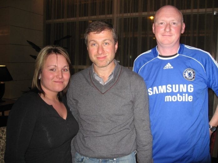 Roman Abramovich Roman Abramovich (i midten) er nå Israels rikeste statsborger. Her avbildet sammen med to Chelsea-tilhengere. (Foto: Mark Freeman/Flickr)