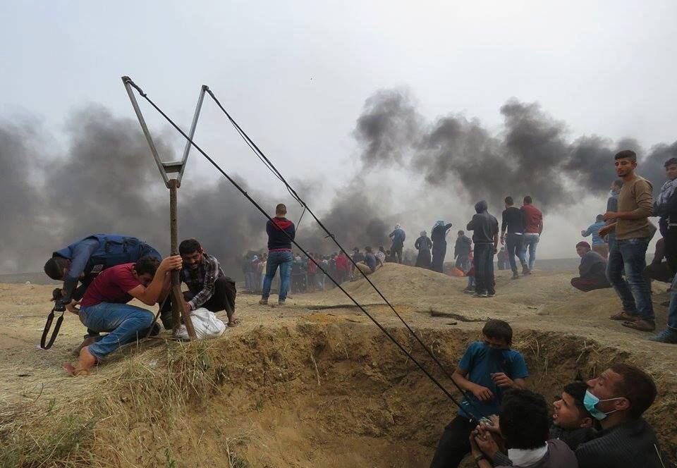«Fredelige demonstranter » skyter på israelske soldater med det som nærmest er en katapult.