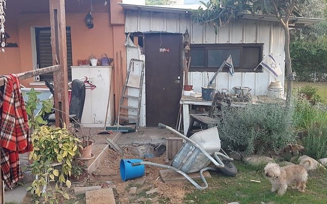 En granat eksploderte utenfor et bolighus i det sørlige Israel, men huset var tomt da angrepet skjedde. (Foto: Israelsk politi)