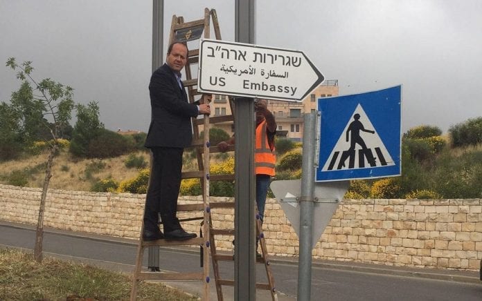 jerusalem_ambassadeskilt Jerusalem-ordfører Nir Barkat hang opp det første skiltet som skal vise veien til USAs ambassade. (Foto: Jerusalem kommune)