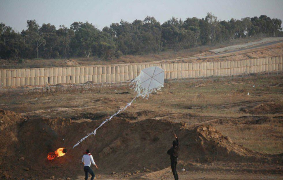 Palestinere prøver å stifte brann på israelsk side ved hjelp av en branndrage. (Foto: IDF, Twitter 8. juni 2018)