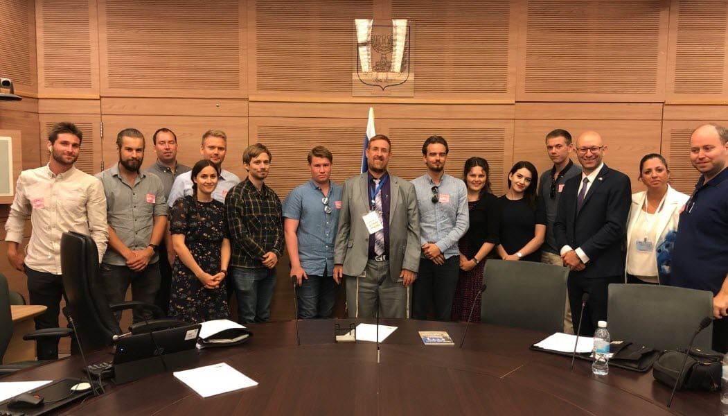 MIFF-ungdommene sammen med Knesset-medlem Yehuda Glick fra Likud. (Foto: Kjetil Ravn Hansen)
