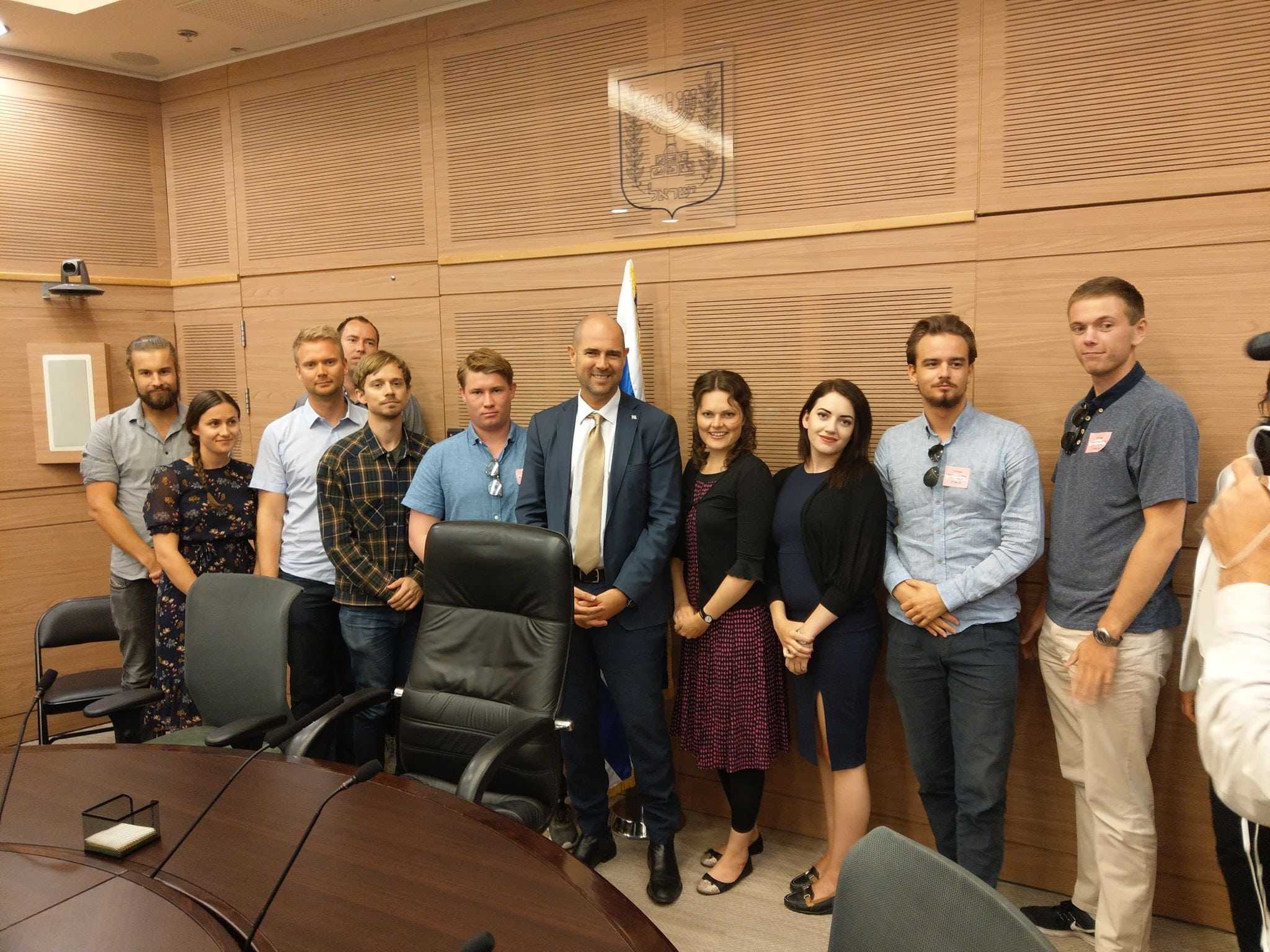 MIFF-ungdommene sammen med Knesset-medlem Amir Ohana fra Likud. (Foto: Kjetil Ravn Hansen)