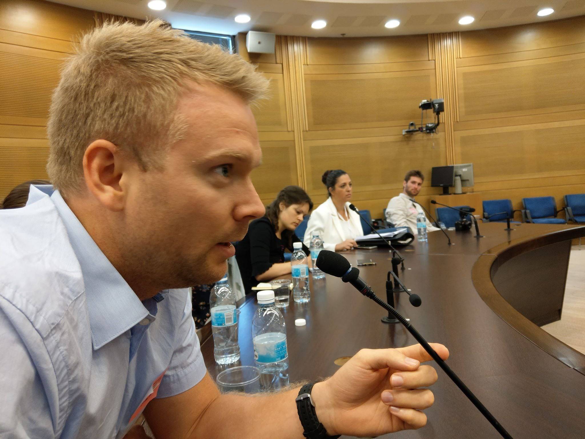 MIFFs styremedlem Lars Nordgaard stiller spørsmål i møte med en av Knesset-representantene. (Foto: Kjetil Ravn Hansen)